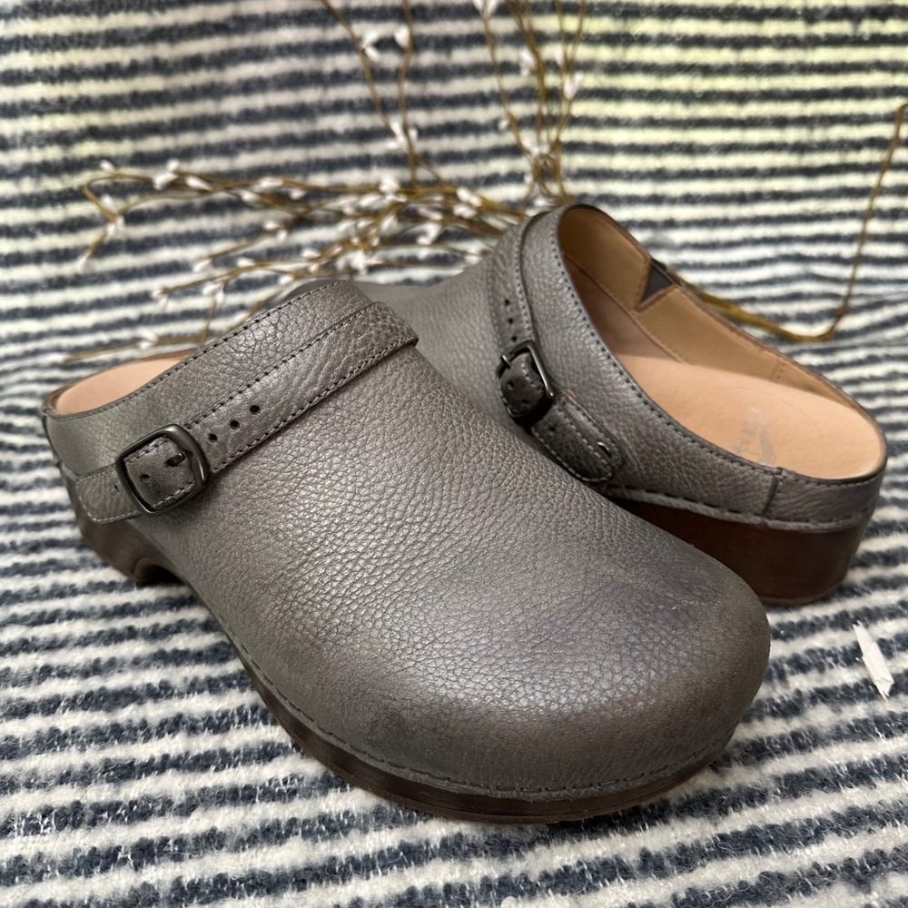 Dansko Berry Clogs Pewter Metallic Distressed Leather Slip On Sz 39 EU/ 8.5-9